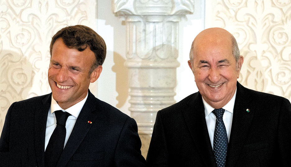 Abdelmajid Tebboune (d.) et Emmanuel Macron : un double sourire qui appartient peut-être au passé