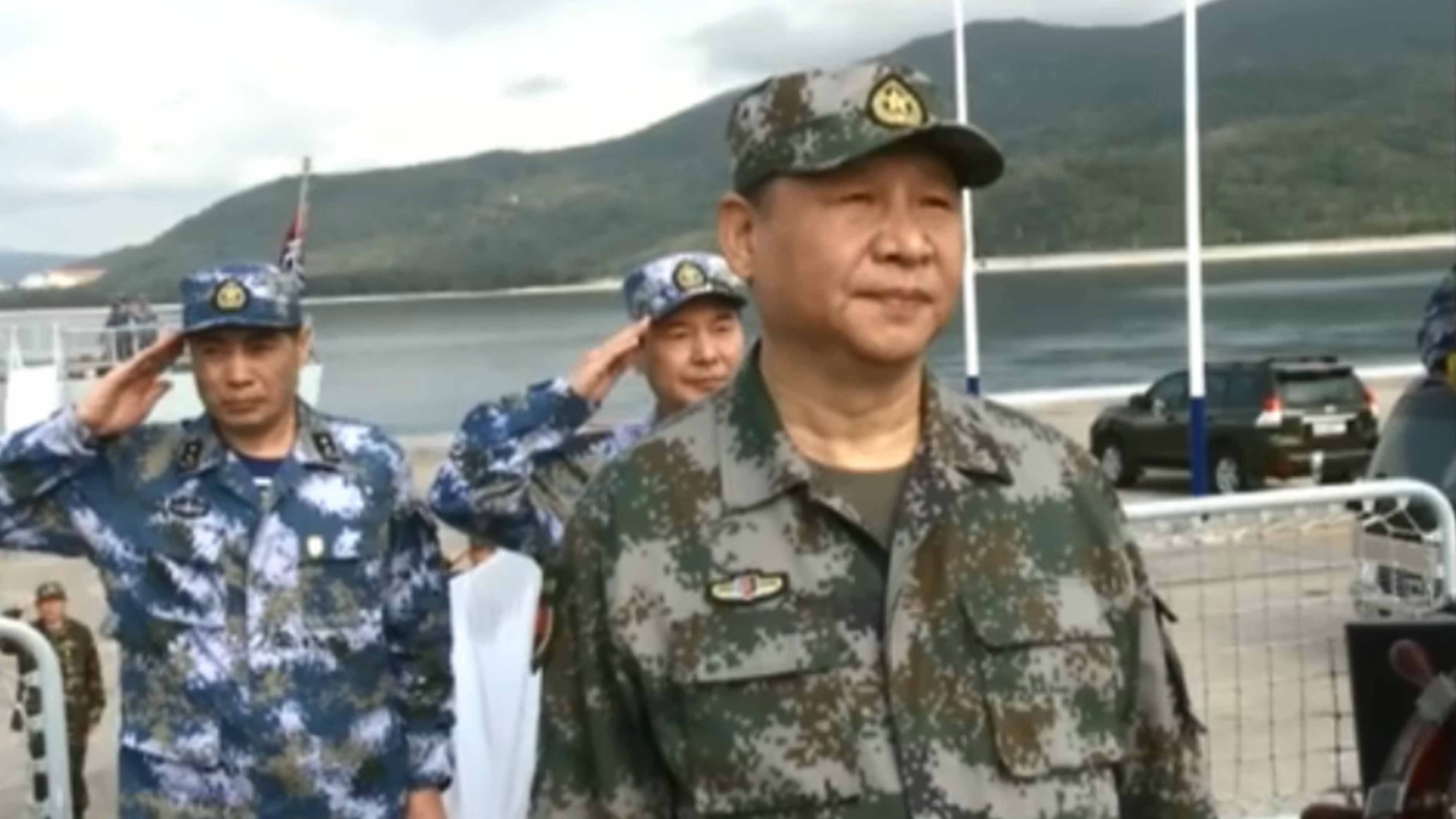 Le numero 1 chinois Xi Jinping en treillis militaire