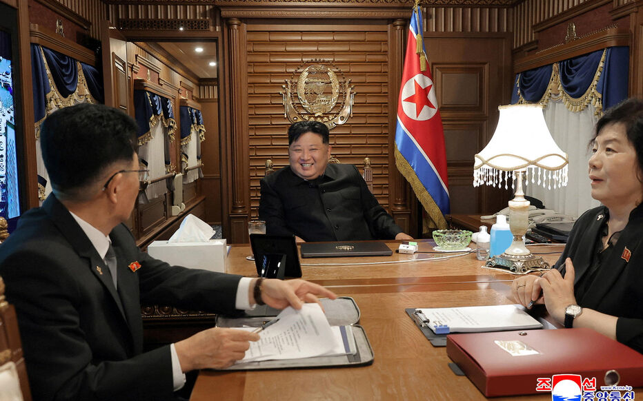 Le dirigeant nord-coréen avec deux très proches collaborateurs