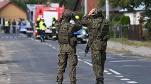 Des soldats polonais non loin d'un lieu où seraient tombés des drones