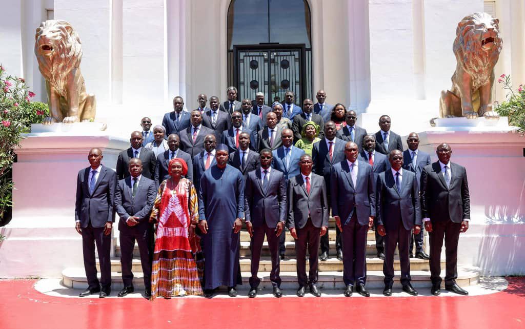 Les membres du nouveau gouvernement sénégalais autour du chef de l'Etat et du premier ministre le 17 septembre 2025 au palais de la République