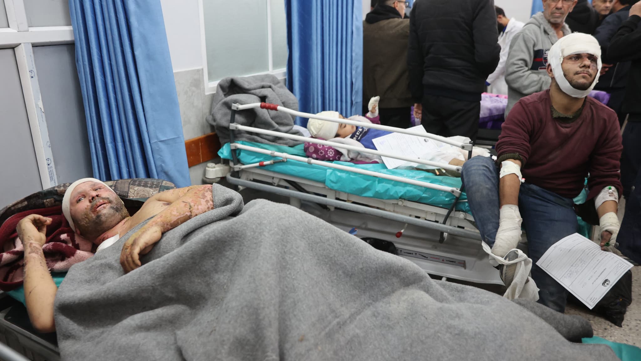 Des Palestiniens victimes des bombardements israéliens dans le Ghetto de Gaza