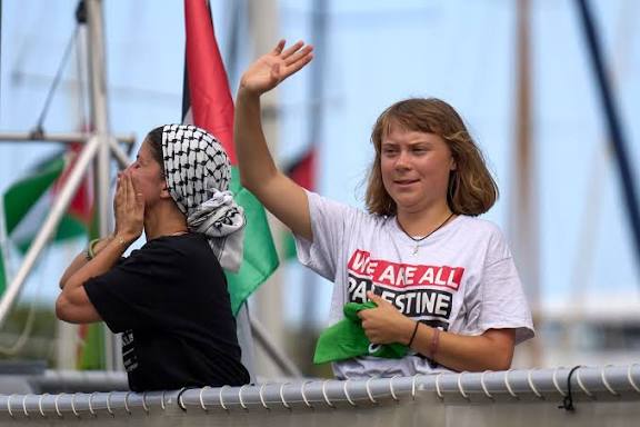 "Greta Thunberg, a été humiliée, enveloppée dans un drapeau israélien et exhibée" (journaliste italien détenu)