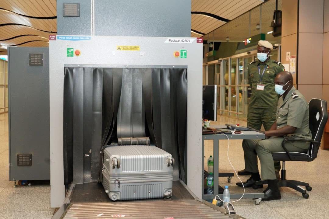 Passage de la valise au scanner des Douanes