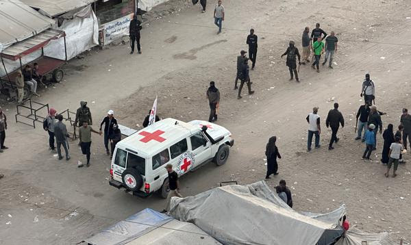 Treize prisonniers israéliens supplémentaires remis au Croissant-Rouge à Gaza, en route vers Israël