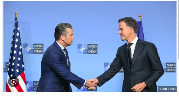 Le secrétaire général de l'OTAN, Mark Rutte (d.) et le Secrétaire Us à la Guerre Pete Hegseth
