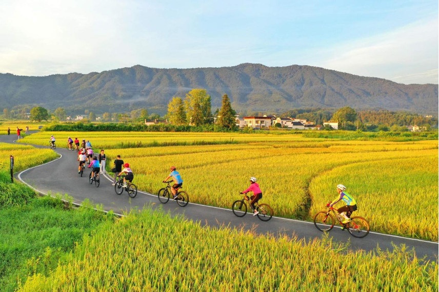 Des gens font du vélo sur une route de campagne du village de Guanlu, dans le comté de Qianxian, à Huangshan, dans la province de l'Anhui (est de la Chine). (Photo / Xu Jiadong)