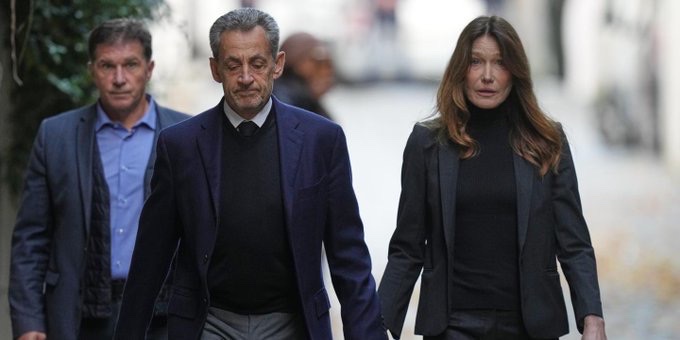 Nicolas Sarkozy sur le chemin qui mène à la prison de la Santé à Paris, le 21 octobre 2025