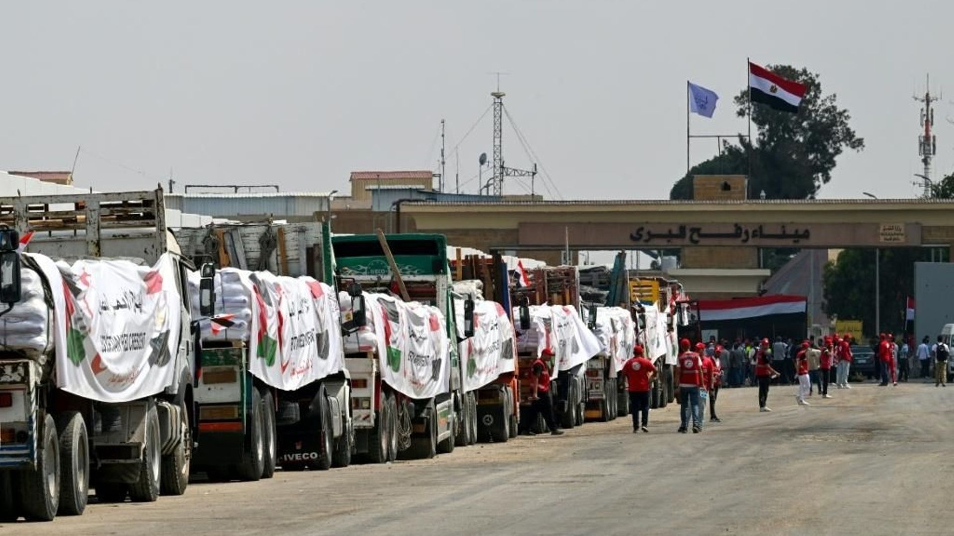 Des milliers de camions d'aide humanitaire aux Palestiniens sont bloqués aux frontières de Gaza par Israël  depuis plusieurs mois