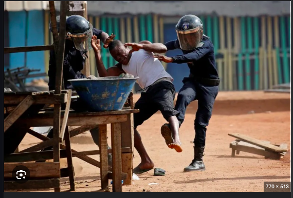 Les Ivoiriens protestent contre un système « défaillant et truqué » à l'approche d'une élection décisive (AJ)