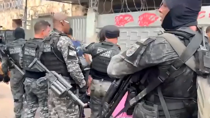 Scènes de guerre à Rio : 64 morts dans une opération policière meurtrière contre les gangs