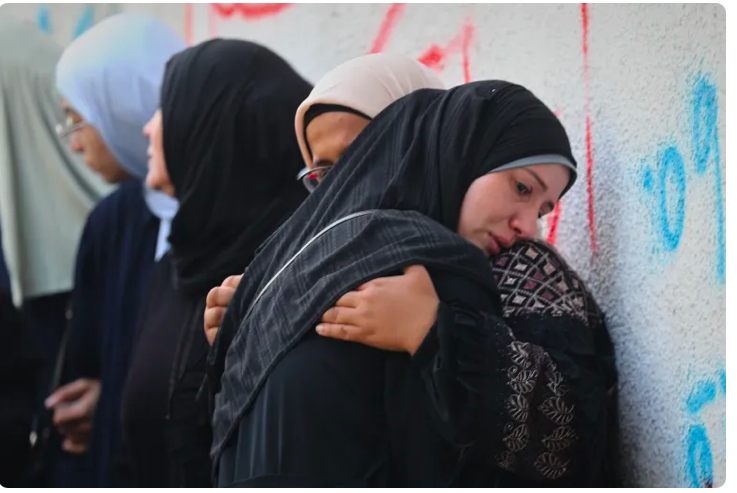 Des femmes pleurent leurs proches tués lors des attaques israéliennes à l'hôpital al-Shifa de Gaza [photo AP]
