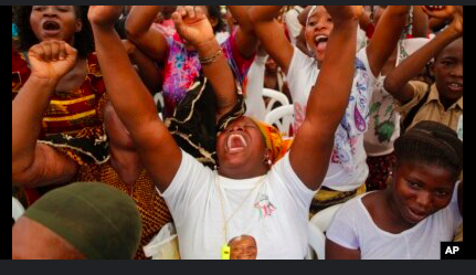 Des partisans du pouvoir en joie après l'annonce de la victoire d'Alassane Ouattara