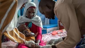 Une victime du drame soudanais et son rejeton