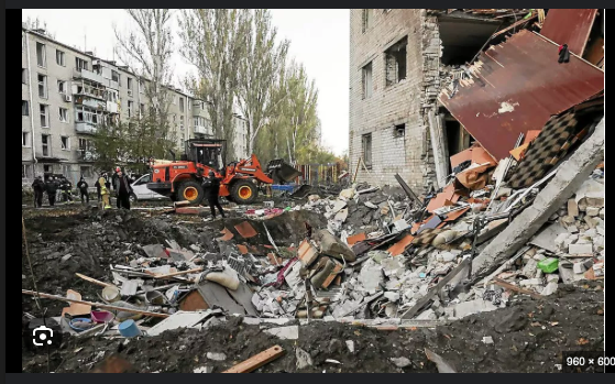 Ukraine: six morts dans des frappes russes, Kiev cible un port pétrolier