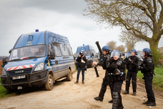 Des gendarmes en action à Sainte Soline (France)