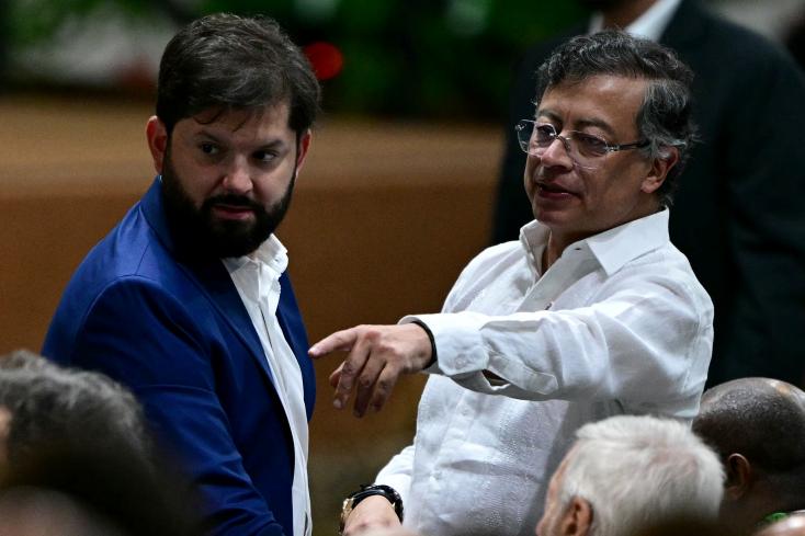 Le Colombien Gustavo Petro (d.) et le Chilien Gabriel Boric au sommet mondial de Belem au coeur de l'Amazonie brésilienne