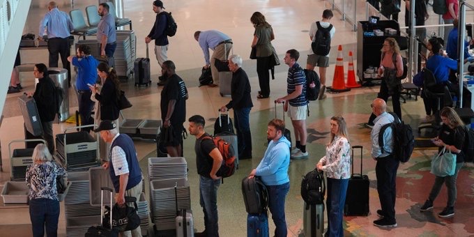 Paralysie budgétaire - Des centaines de vols annulés dans les aéroports américains
