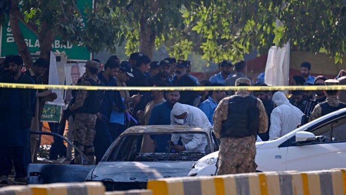 Islamabad. Policiers et experts scientifiques sur les lieux de l'attentat-suicide le 11 novembre 2025