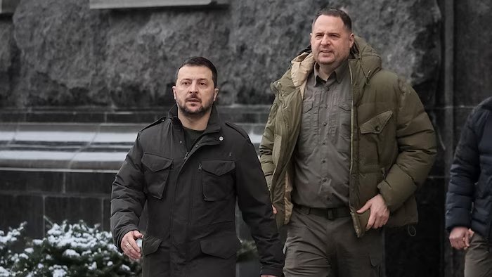 Volodymyr Zelensky (g.) et son fidèle collaborateur Andriï Iermak