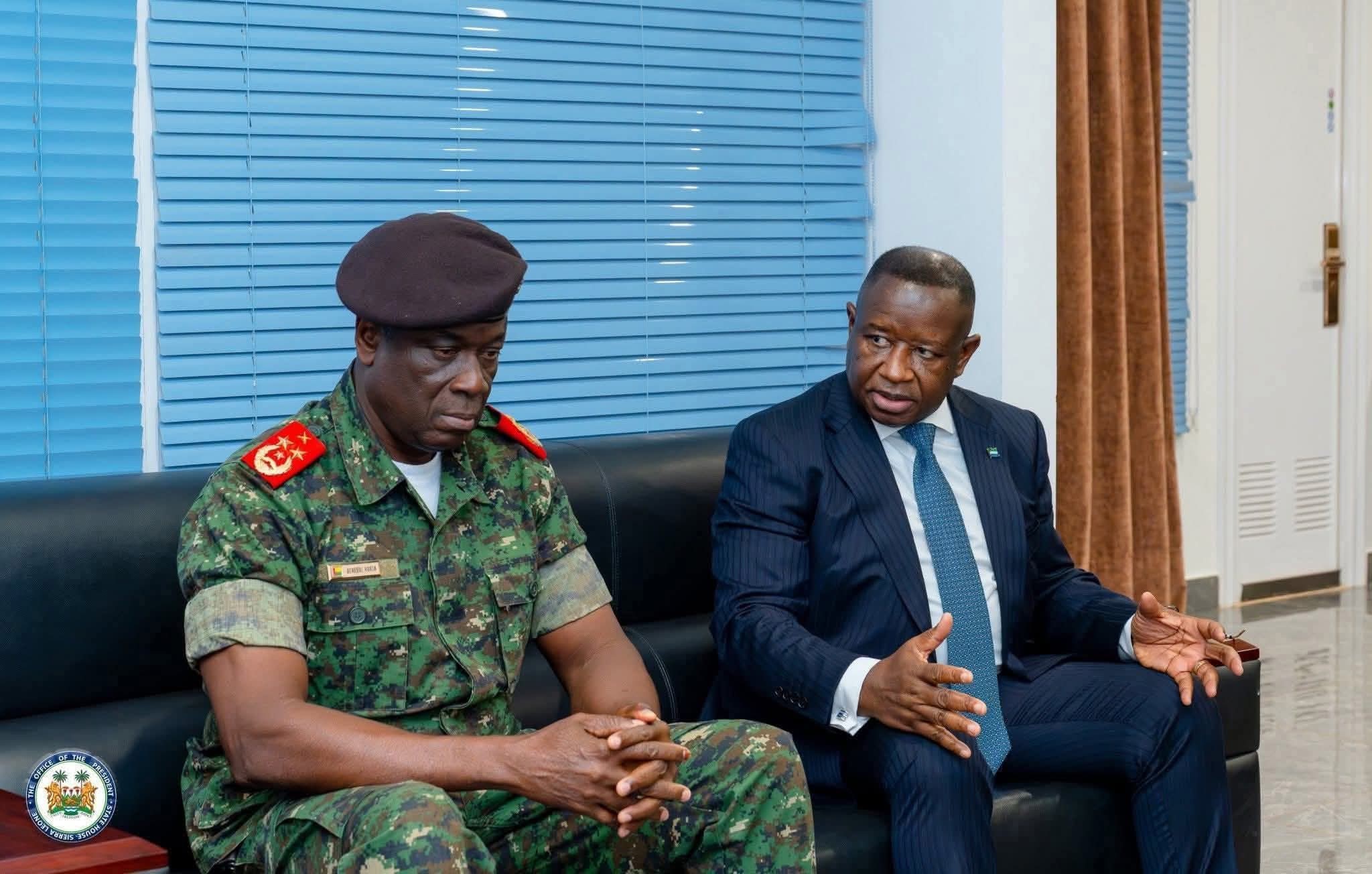 Horta N'Tam, chef de la transition militaire, écoutant les propos du président en exercice de la Cedeao, Julius Mada Bio, à Bissau pour un retour sans délai à l'ordre constitutionnel