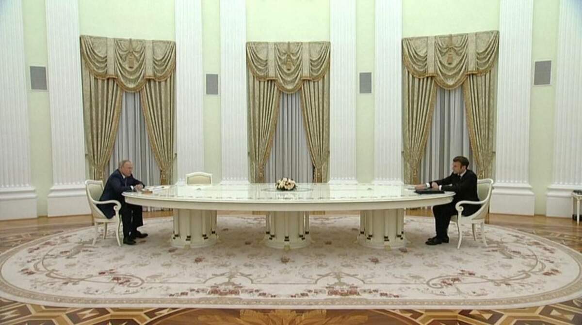 Entre Paris et Moscou, le fossé s'est élargi depuis la dernière rencontre entre Poutine (g.) et Macron