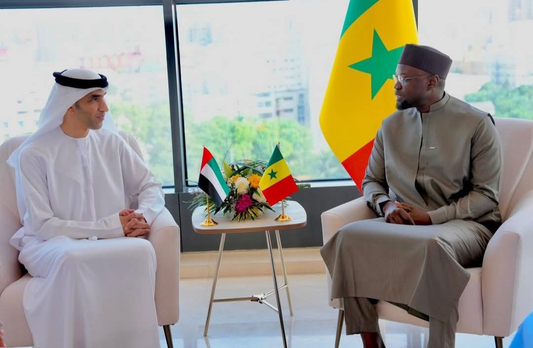 Le PM sénégalais Ousmane Sonko (d.) et le ministre émirati du Commerce extérieur Thani bin Ahmed Al Zeyoudi, à Dakar le 10 décembre 2025