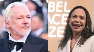 Julian Assange (g.) et la politicienne vénézuélienne Maria Machado, Nobel de la paix 2025 pro-américaine