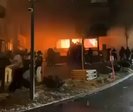 Nouvel an en Suisse: des dizaines de morts présumés dans l'incendie d'un bar de la station de Crans-Montana
