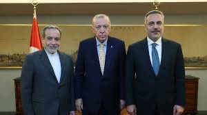 Le chef de la diplomatie iranienne (g.) et son homologue turc (d.) avec le président Erdogan