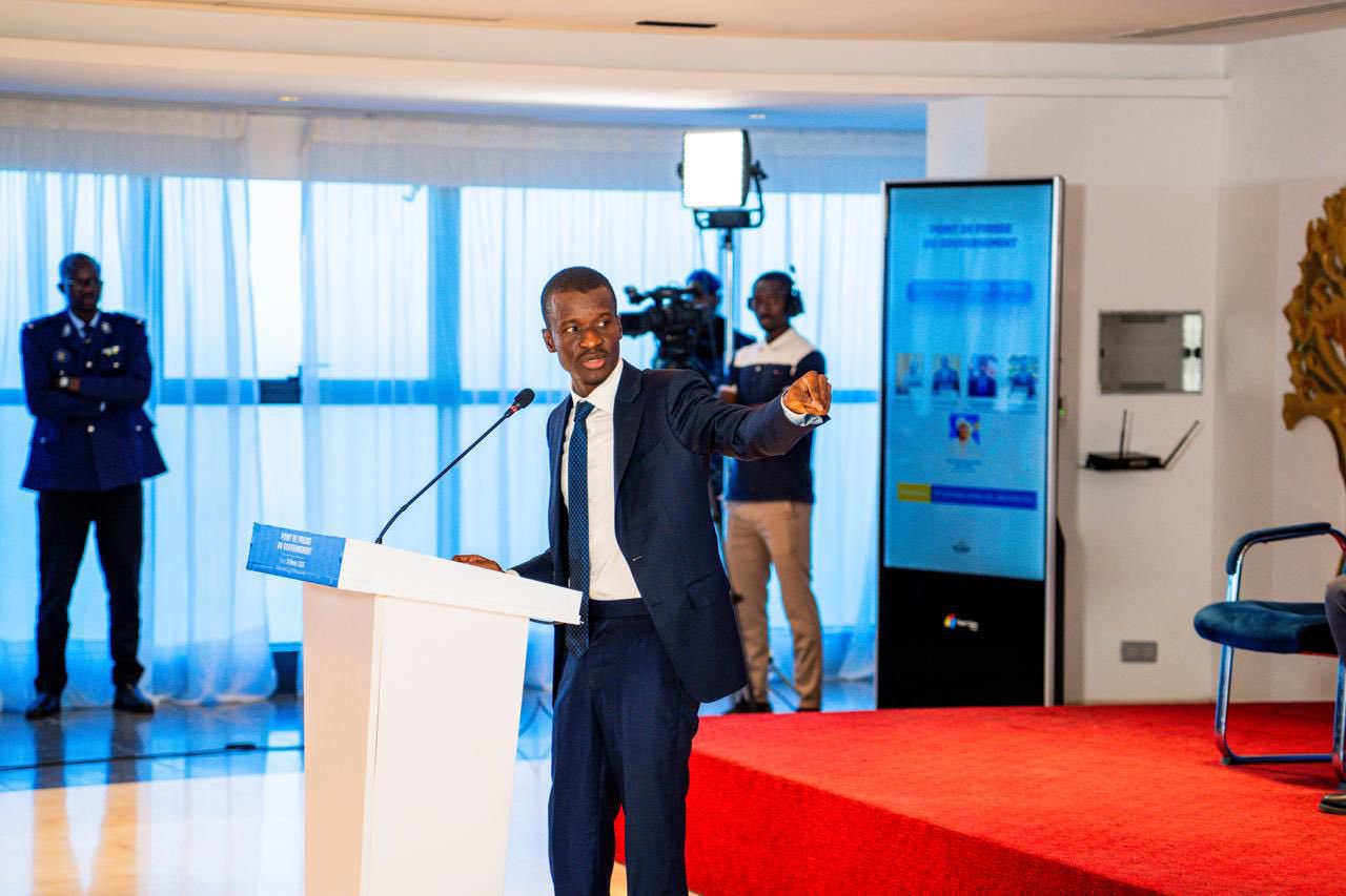 Le ministre de l'Intérieur lors du point de presse du gouvernement après la mort de l'étudiant Abdoulaye Ba le 9 février 2026 à Dakar.
