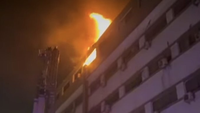 Le bâtiment en feu du ministre des Finances à Dakar, le 16 février 2026