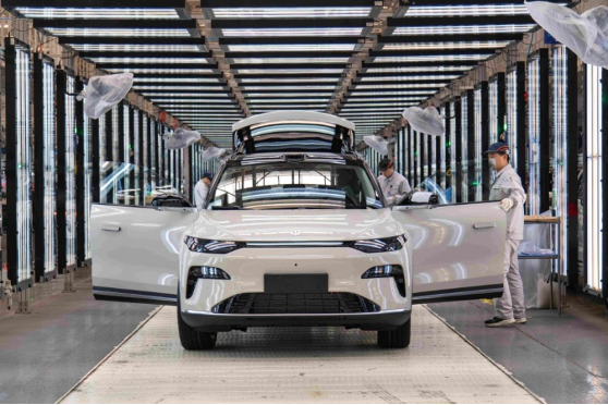Des ouvriers assemblent des véhicules à énergies nouvelles dans un atelier de l'usine intelligente de Leapmotor, à Jinhua, dans la province du Zhejiang (est de la Chine). (Photo/Hu Xiaofei)