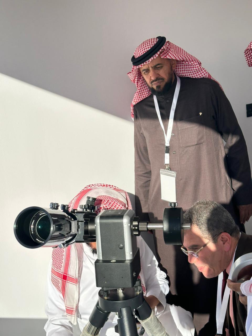 L'astronome saoudien Abdullah Al-Khudeiri et son équipe en train de rechercher le croissant lunaire annonçant l'entrée du mois de #Ramadan 1447-2026 (@Saudi NewsFR)