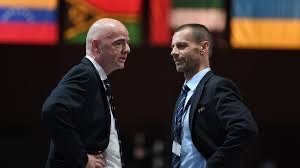 Gianni Infantino (FIFA, g.) et Aleksander Ceferin (UEFA)