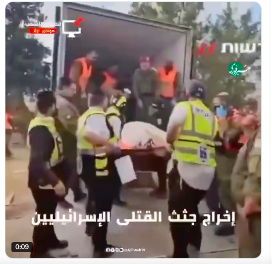 Des corps de victimes israéliennes des frappes iraniennes embarqués dans un camion à Tel-Aviv (capture d'écran)