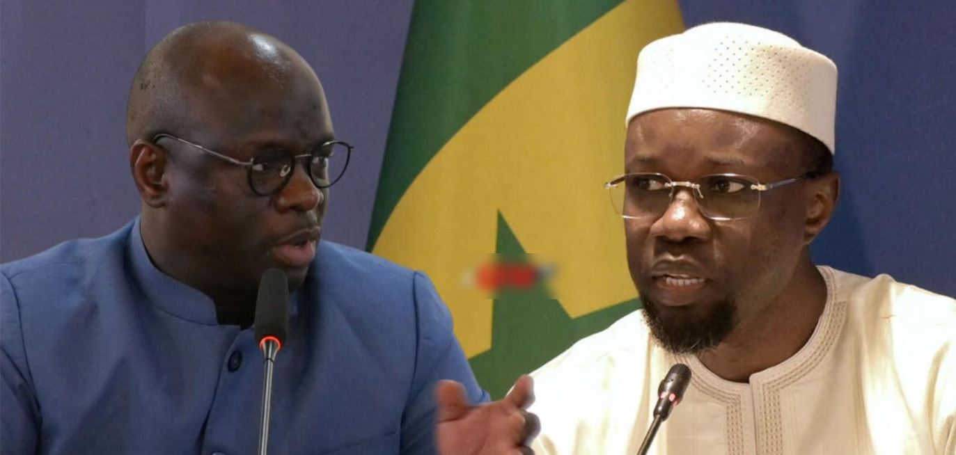 La PM Ousmane Sonko (d.) et le ministre des Finances et du Budget Cheikh Diba