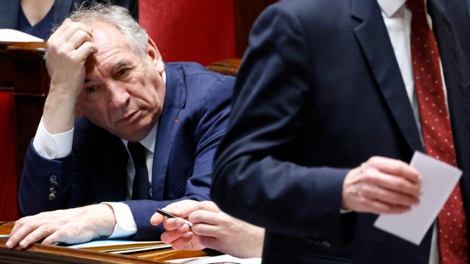 L'ancien premier ministre sur les bancs de l'assemblée nationale. Il a perdu sa mairie de Pau.