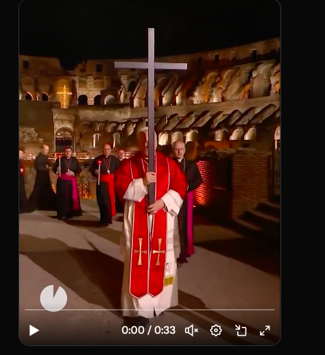 Vendredi saint - Le pape Léon XIV porte la croix lors de la procession à Rome
