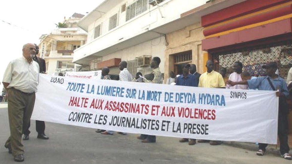 La presse gambienne sur un autre front aujourd'hui après celui mené pour la lumière sur l'assassinat du journaliste Deyda Haidara  au début des années 2000 sous le régime de Yahya Jammeh
