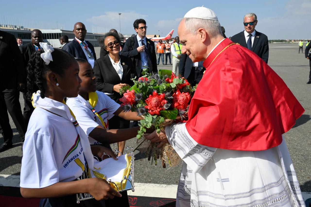 Le pape Léon XIV à son arrivée à Luanda le 18 avril 2026
