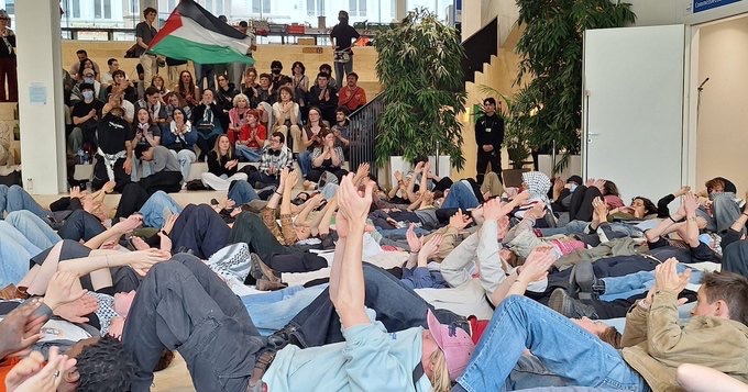 Les étudiants de l'université de Gand bloquant une réunion du conseil d'administration pour dénoncer le genocide perpétré par Israël contre les Palestiniens à Gaza