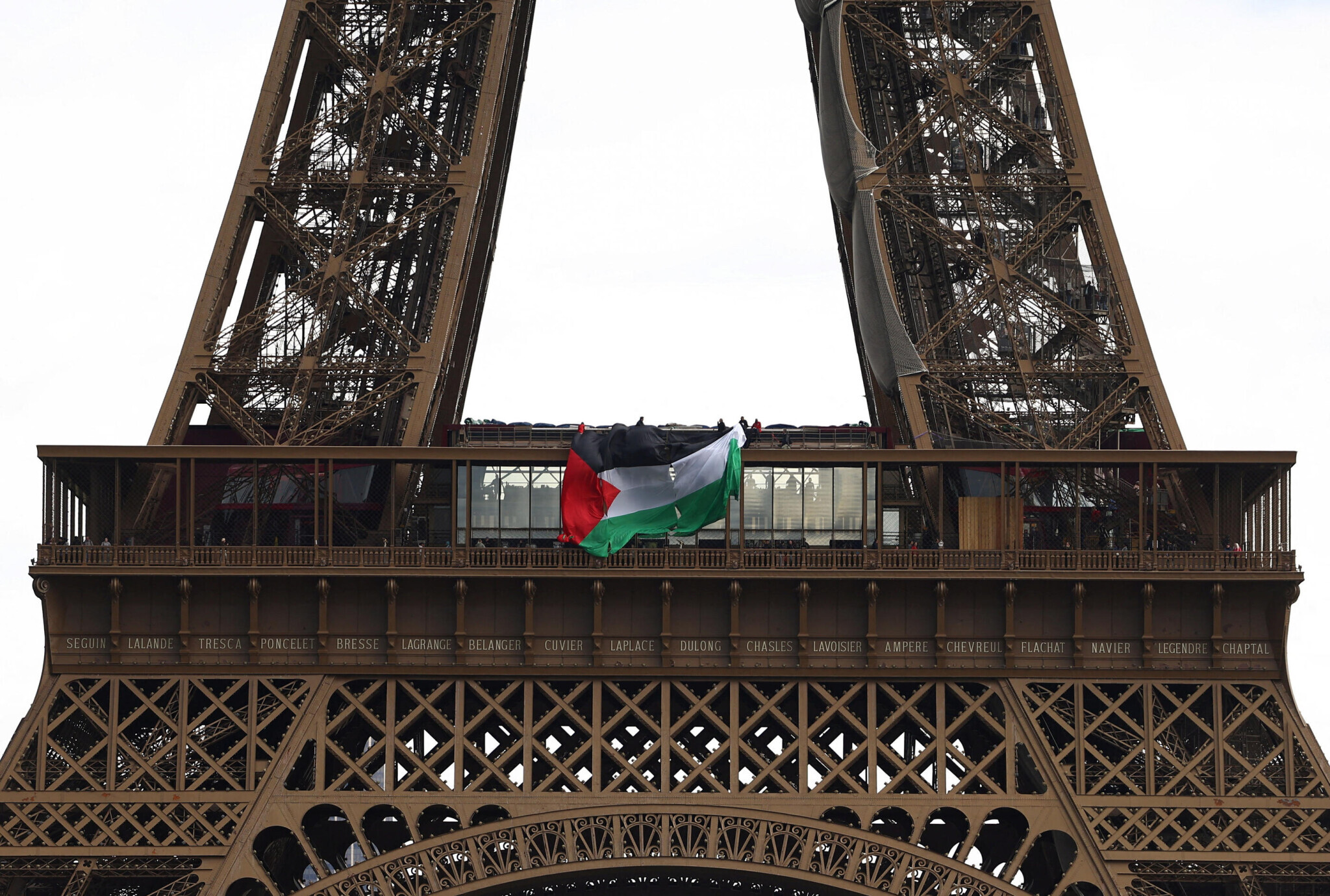 France : six interpellations après le déploiement d’un drapeau palestinien sur la tour Eiffel pour commémorer la Nakba