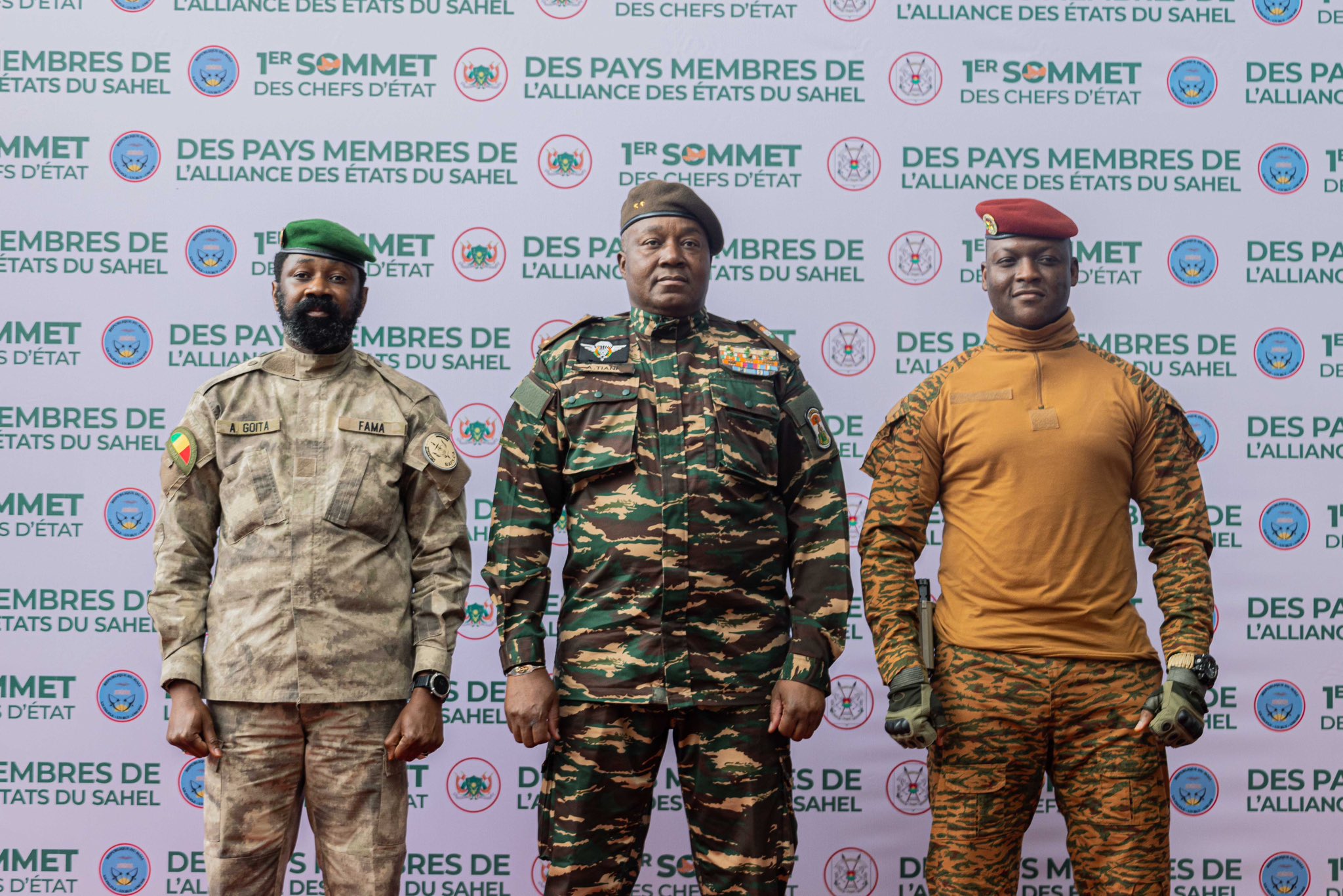 Les présidents Assimi Goïta (Mali), Abderrahamane Tiani (Niger) et Ibrahim Traoré (Burkina Faso, de g. à d.)
