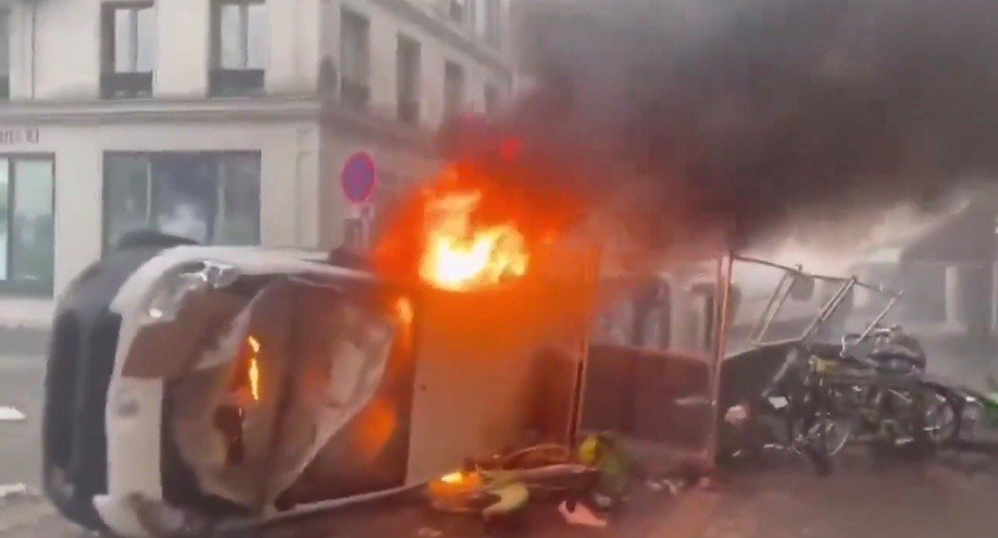 Une image des incidents dans la capitale française après la victoire du PSG contre Arsenal en finale de Ligue des champions à Budapest, le 30 mai 2026