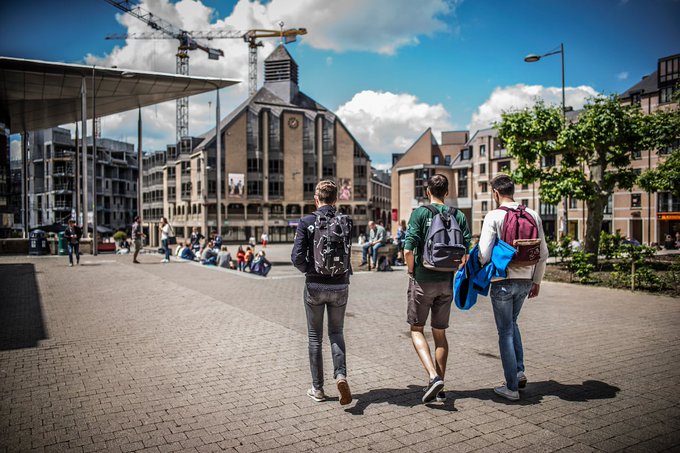 Dans un campus universitaire en Belgique