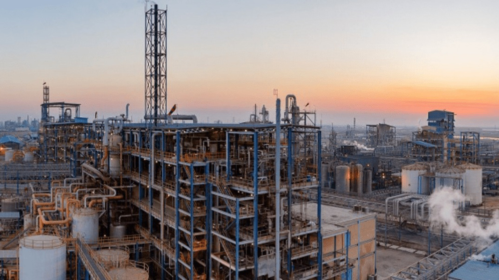 Le complexe pétrochimique Karoun à Mahshahr, dans le sud-ouest iranien a été frappé par une attaque aérienne israélienne, causant des dégâts partiels, le lundi 8 juin 2026. ©Fars