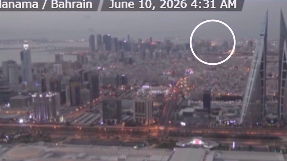 "Capture d'écran d'une vidéo qui montre le moment où des drones iraniens chargés d'explosifs s'abattent sur le quartier général de la Cinquième flotte américaine à Bahreïn le 10 juin 2026, en réponse à une agression américaine antérieure visant le sud de l'Iran." (Press TV, DR)
