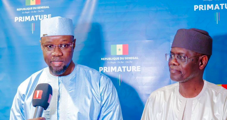 L'ancien PM Ousmane Sonko (g.) et son successeur Ahmadou El Aminou Lô