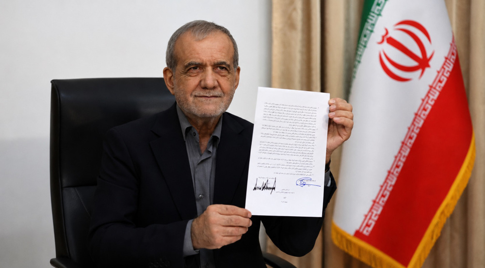 Le président iranien brandissant le memorandum d'Islamabad signé avec les Etats-Unis le 17 juin 2026 à Téhéran et Versailles